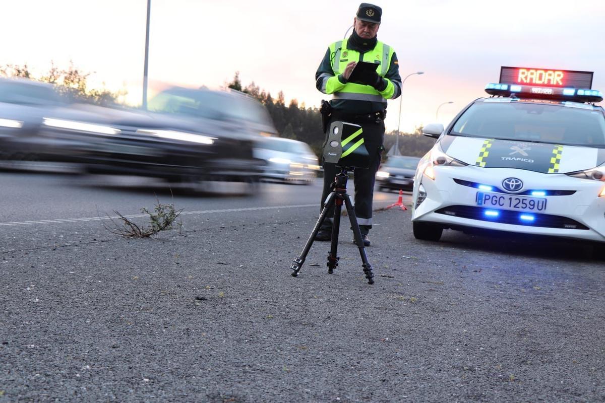 Un agente durante un control de velocidad con el mini radar Velolaser.