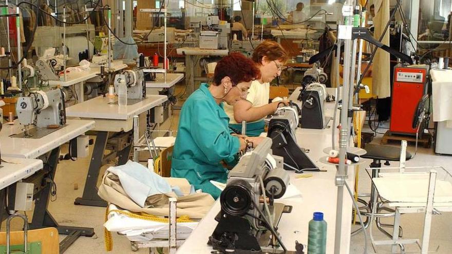 Trabajadoras de Roberto Verino, en Ourense. // I. Osorio