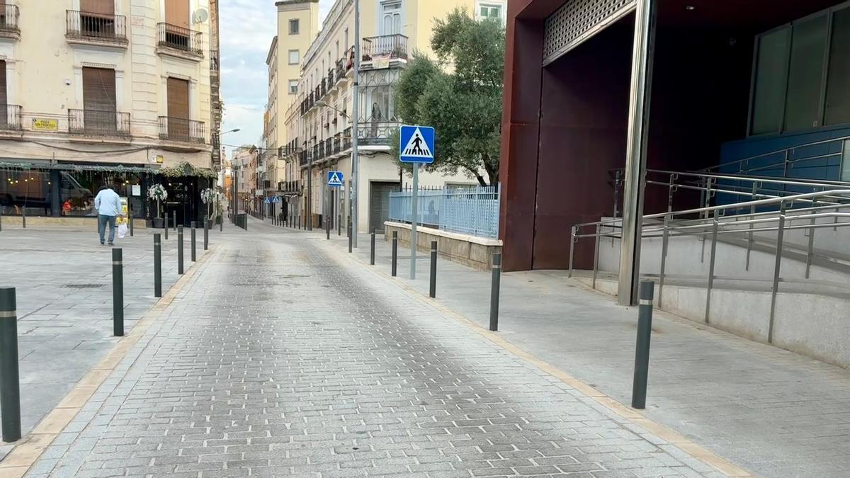 Uno de los laterales del paseo de San Francisco de Badajoz tras la renovación de la plataforma única.