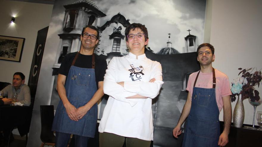 Javier Cadario, Ester Cánovas y Antonio Reyes, en el restaurante Cu-Cú, de Santa Eulalia