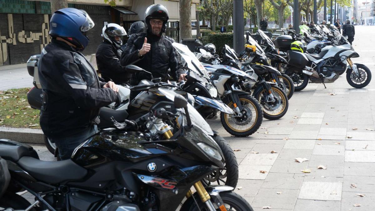 Algunos de los participantes en la popular ruta en moto. | |  JOSÉ LUÍS FERNÁNDEZ