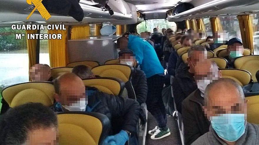 Autobús cargado de viajeros interceptado en la autovía A-52.y devuelto a Portugal