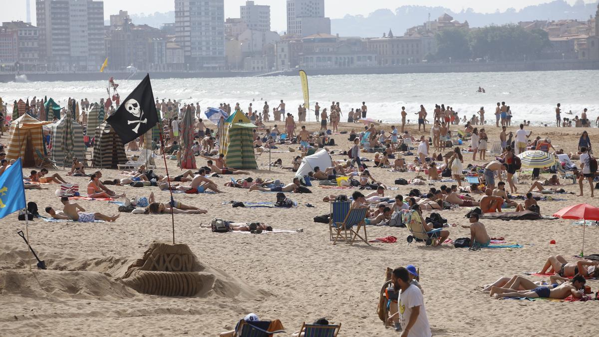 Foto de archivo de un día de playa en Gijón