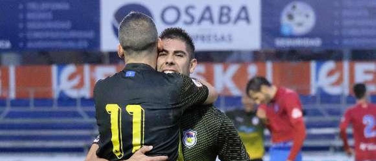 Omar Sampedro y David González celebran un gol en Calahorra.