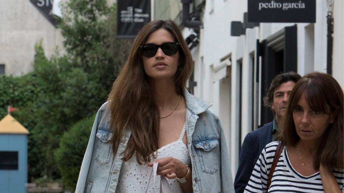 El look de Sara Carbonero para una tarde de compras