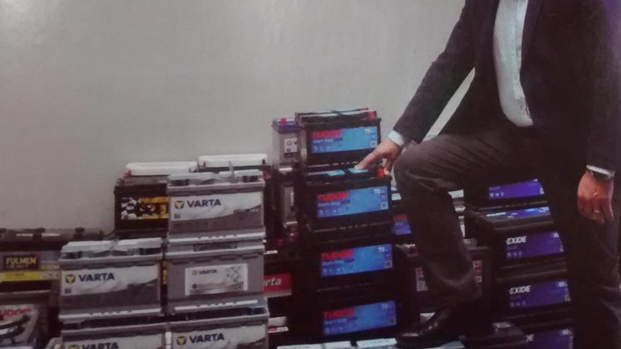 Juan Moreno Boluda, fundador de Distribat, junto a algunas de las baterías que comercializa la empresa.