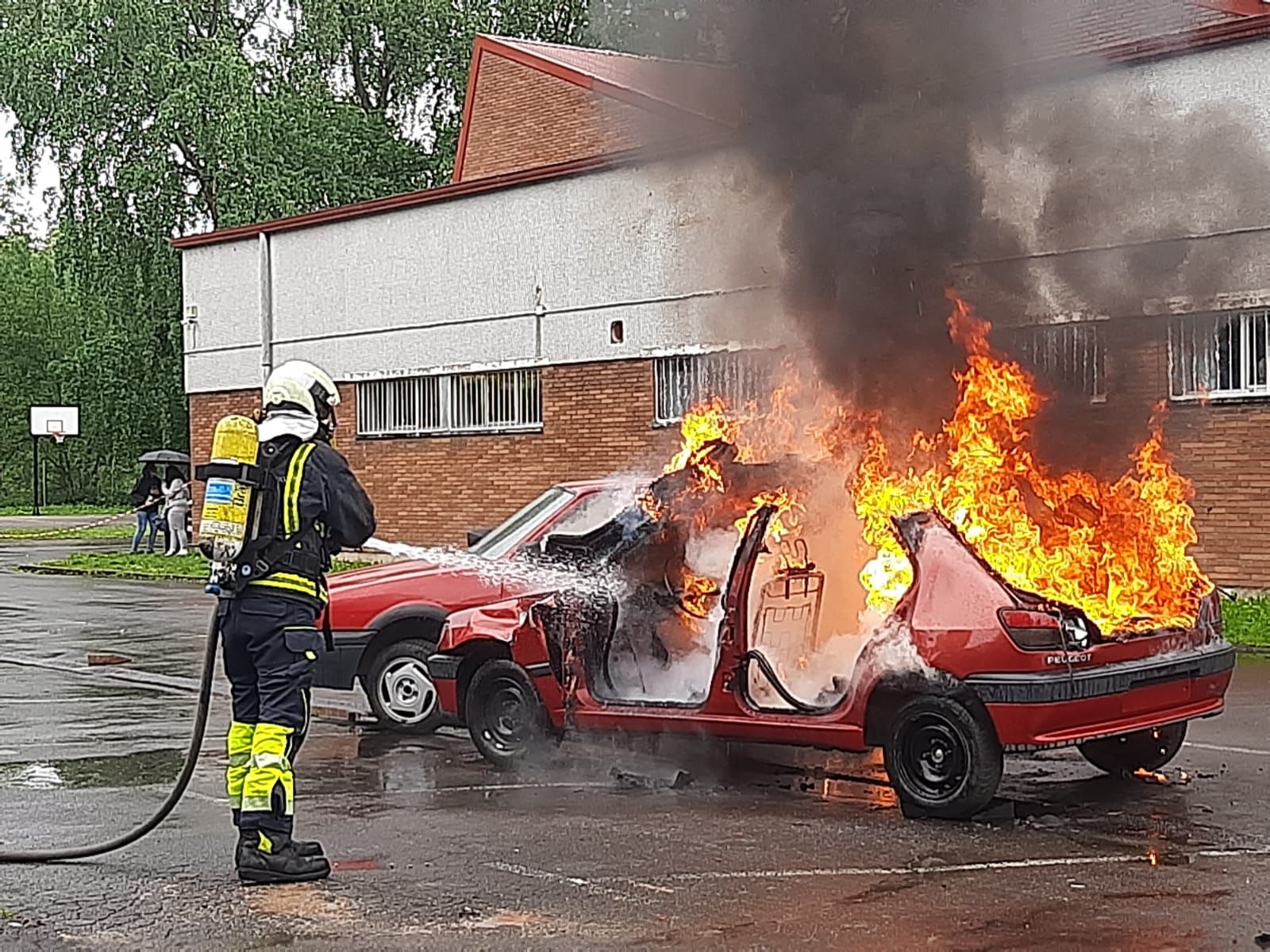 El IES de Noreña se examina de Emergencias: así ha sido el simulacro de accidente celebrado en el centro