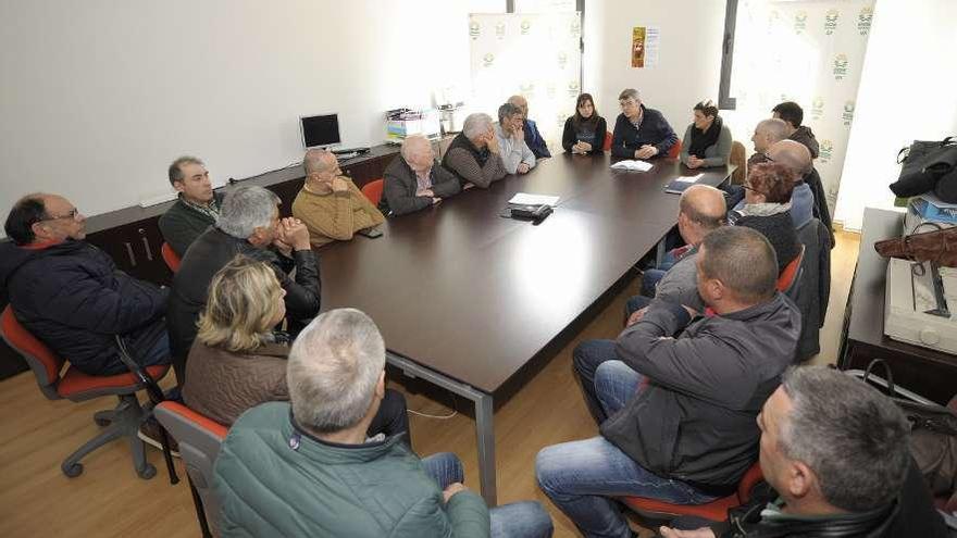 Asistentes al comité de Unións Agrarias, celebrado ayer en su sede en Lalín. // Bernabé/Javier Lalín