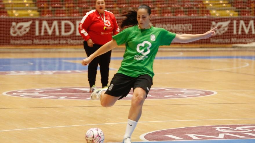 María Uceda lanza a portería en un entrenamiento con la segunda entrenadora, Rocío Funes, dando instrucciones.