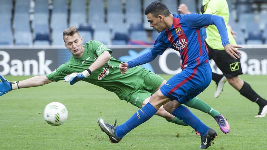 Un jugador del Barça B dispara a la portería del Eldense el pasado sábado en el histórico 12-0