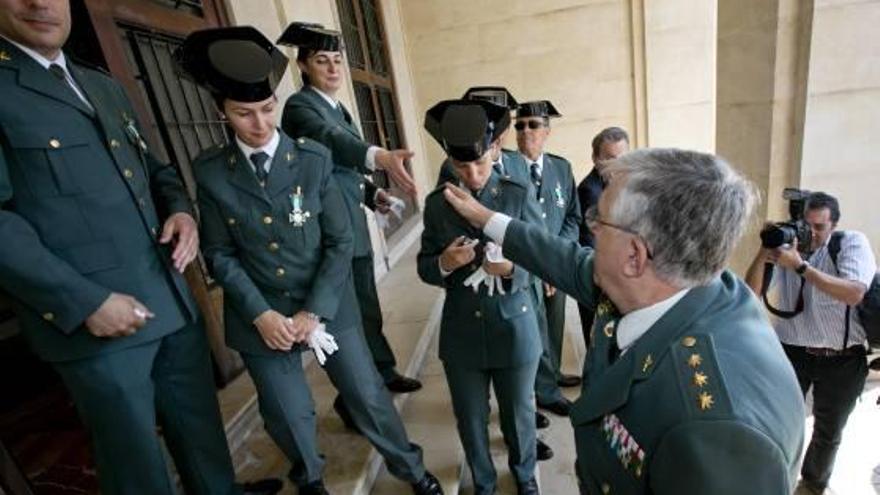 Guardias civiles condecorados en el 170 aniversario de la Benemérita