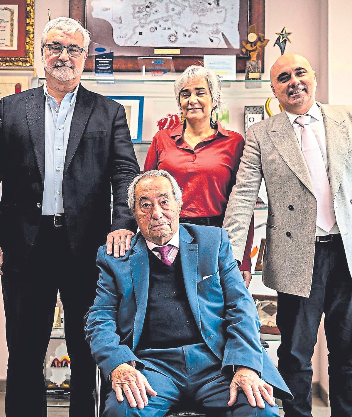 De izquierda a derecha: Fernando Carreras, Carmen Carreras y Ricardo Carreras junto a Miguel V. Carreras, presidente del grupo.