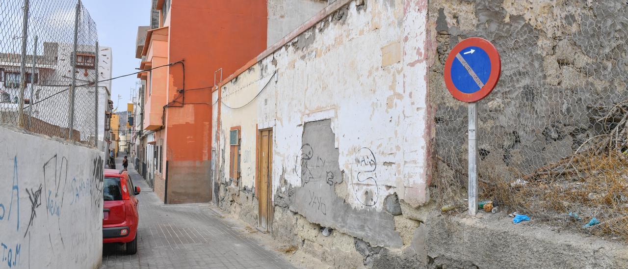 Vivienda a derribar en la calle Centauro de San Juan, el solar dará lugar a una plazoleta.