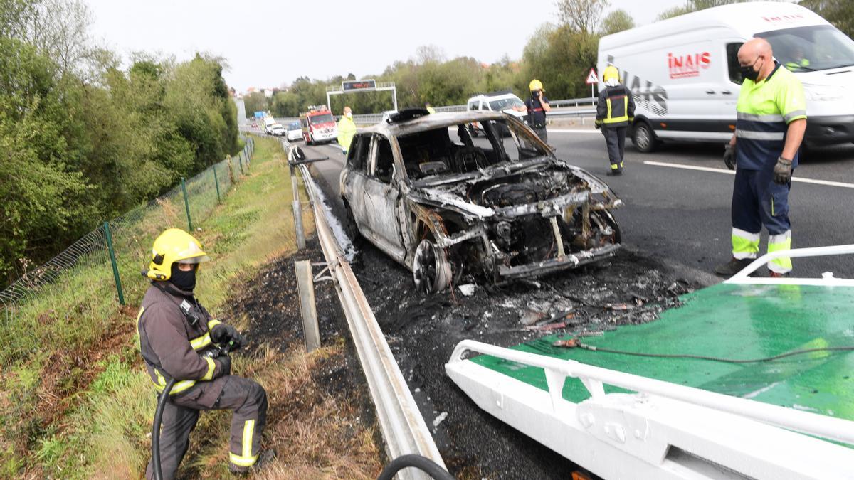 Bomberos de Betanzos apagan un coche en llamas en la AP-9