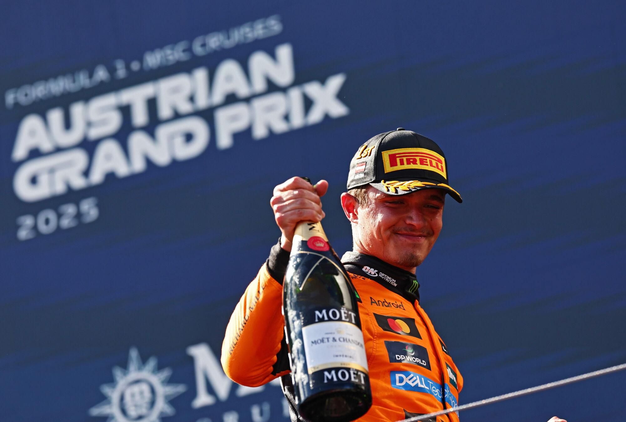 SPIELBERG (Austria), 29/06/2025.- First-placed McLaren driver Lando Norris of Britain poses on the podium after the Formula 1 Austrian Grand Prix at the Red Bull Ring racetrack in Spielberg, Austria, 29 June 2025. (Fórmula Uno, Reino Unido) EFE/EPA/ANNA SZILAGYI
