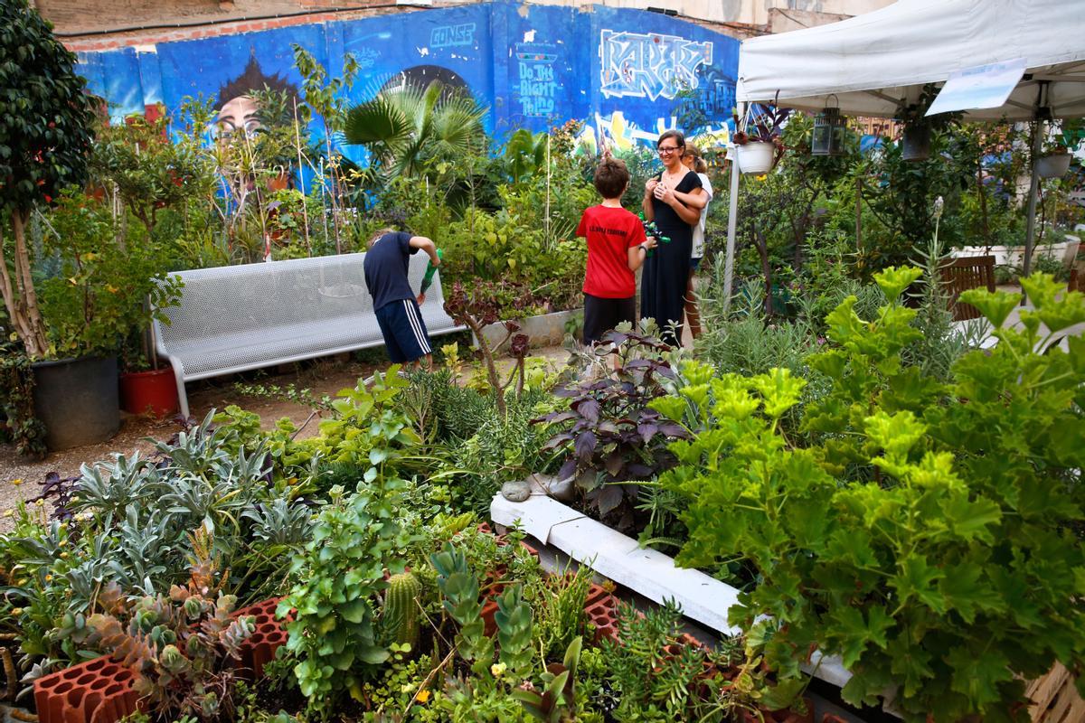 Espai Nur, pequeño jardin en el cruce de Calàbria con Consell de Cent, gestionado por los vecinos