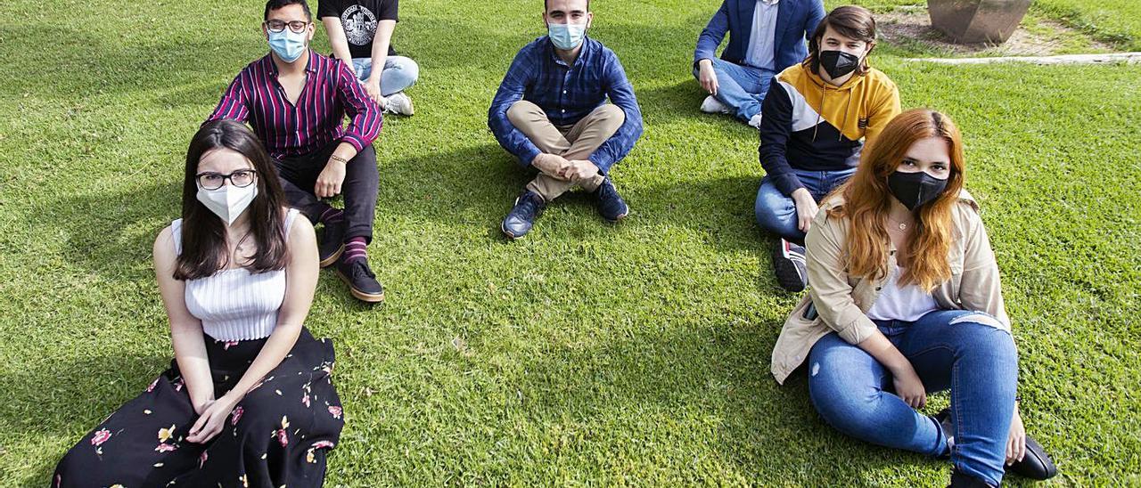 Víctor Pittaluga, en el centro, junto a otros representantes estudiantiles, en el campus. | GERMÁN CABALLERO