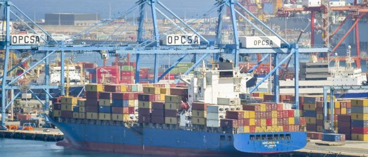 Un buque opera en la terminal de Opcsa, este año.