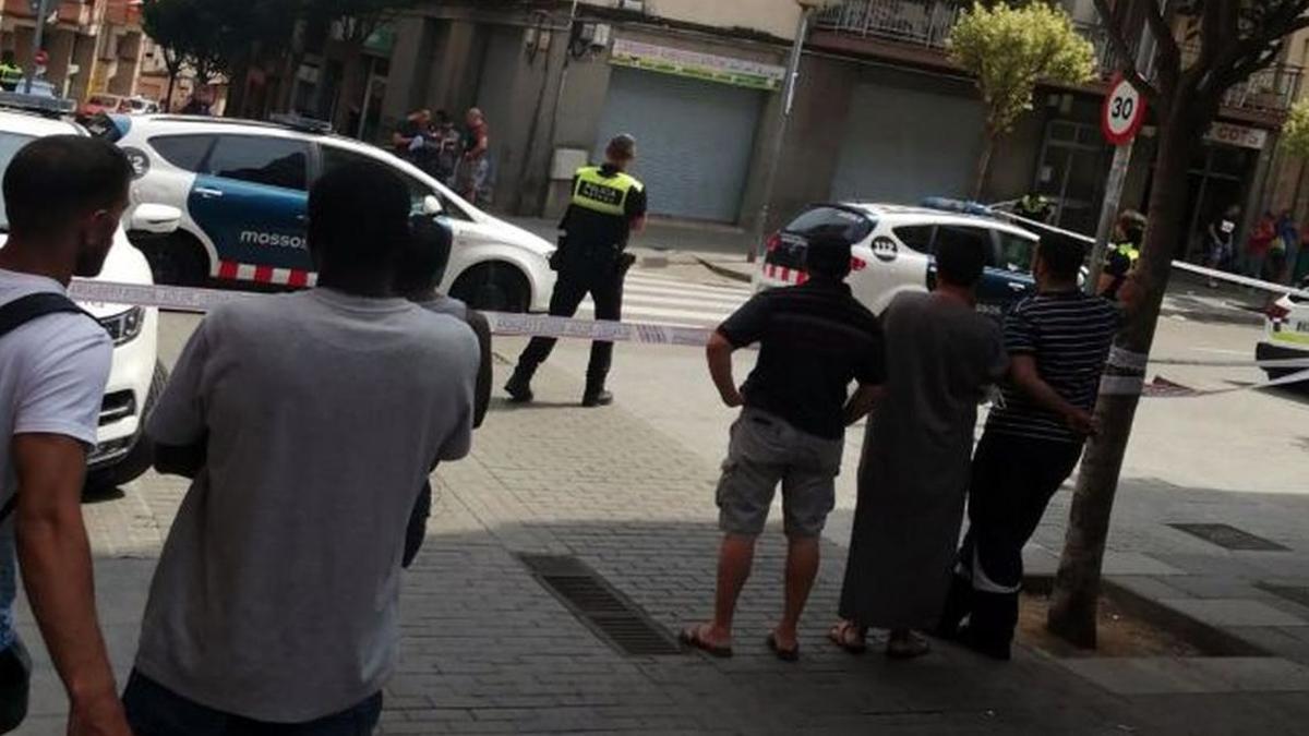 Policías y vecinos en la calle Poeta Punsola, en Mataró