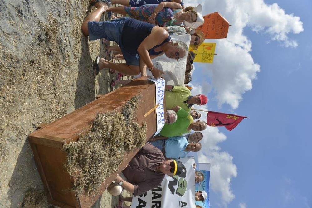 Protesta ante un Mar Menor que amanece cubierto de espuma