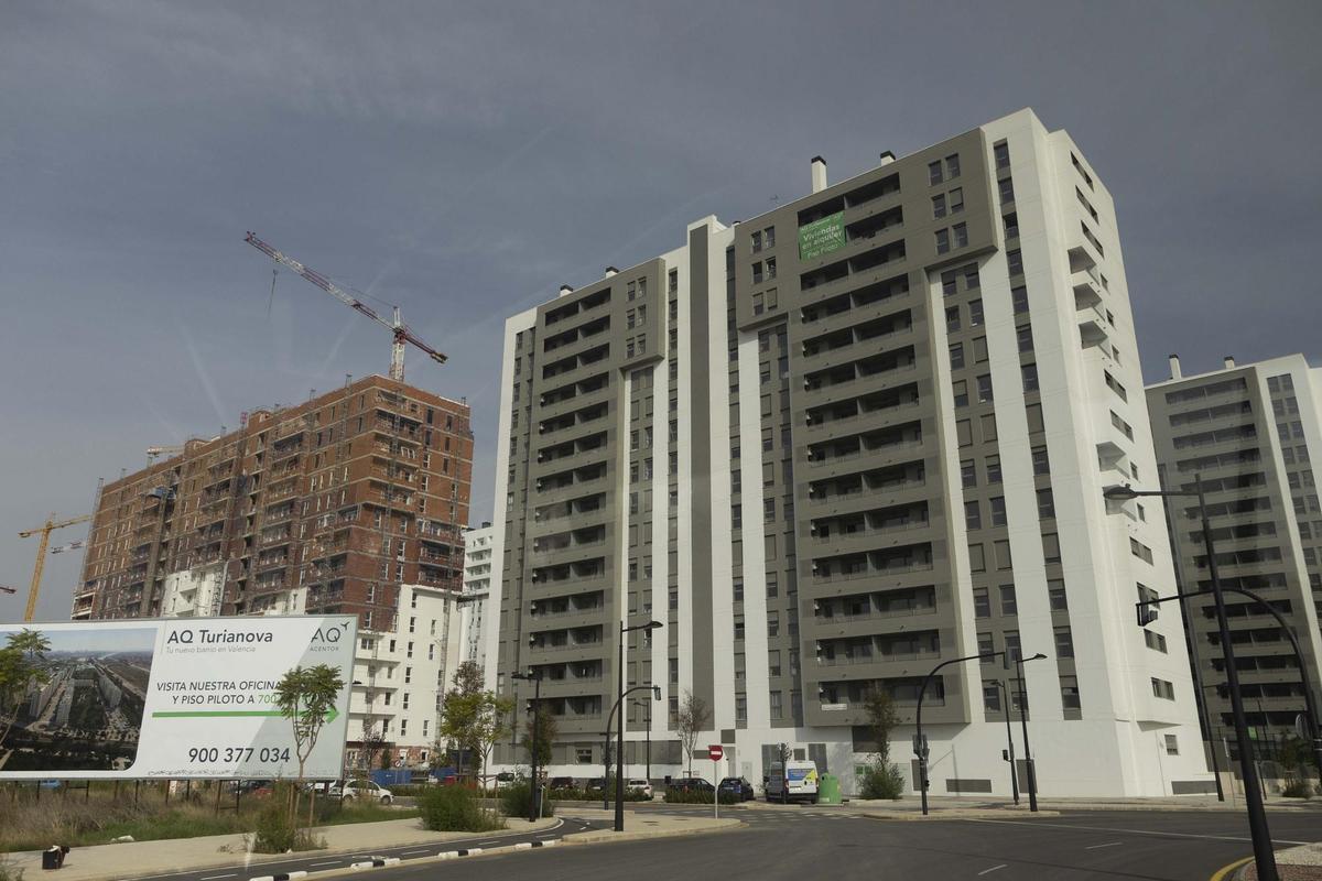 En primer plano, edificio de viviendas de alquiler en Turianova (València).