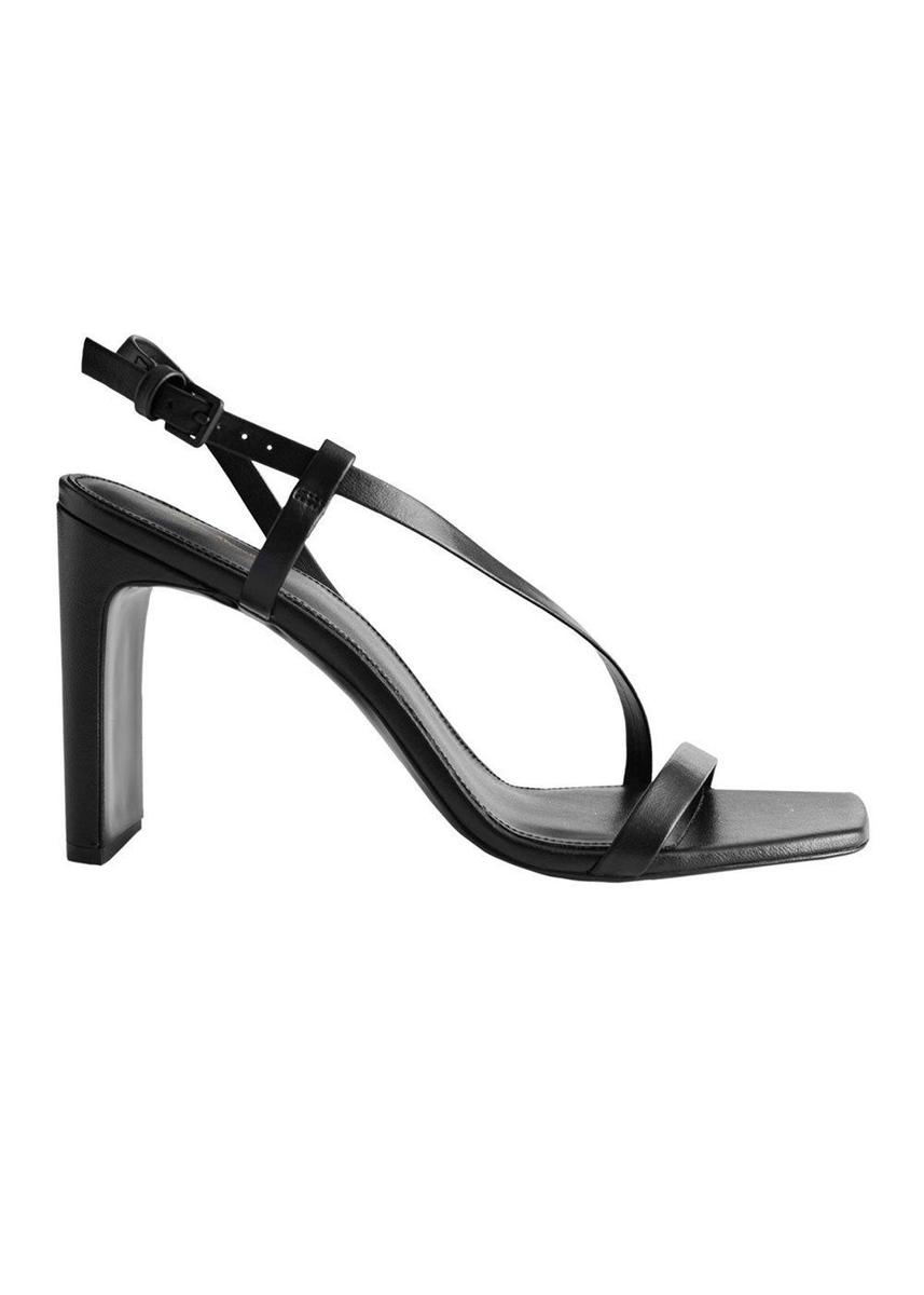 Sandalias negras veganas de & Other Stories. (Precio: 79 euros)