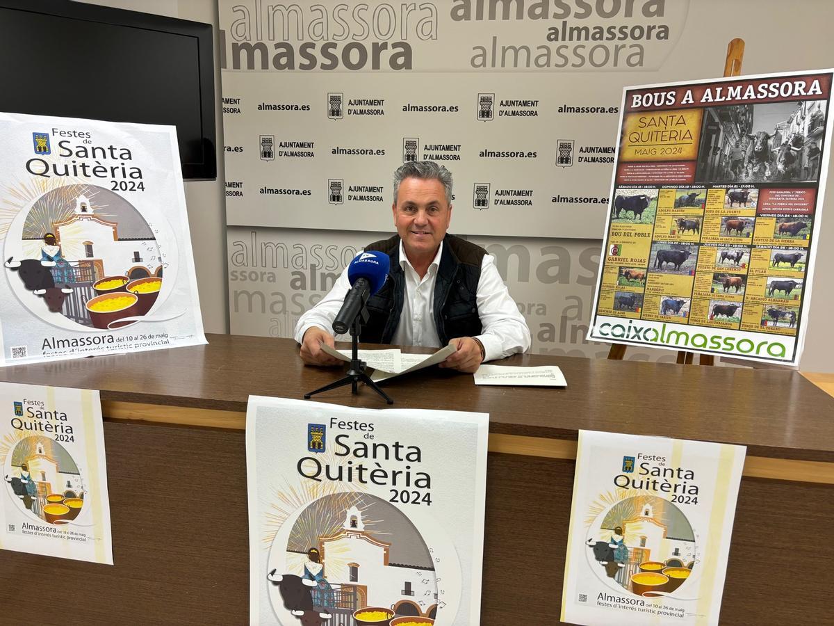 El concejal de Fiestas, Arturo Soler, junto a la portada del libro de fiestas y el cartel taurino.