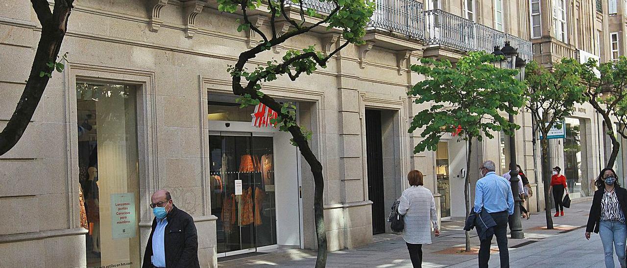 Calle con una de las firmas que se irá a finales de año; la tienda más próxima estará ahora en Vigo. |  // I. OSORIO