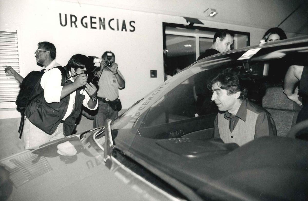 El cantante en el aeropuerto de Ibiza en el año 1992.  joan costa