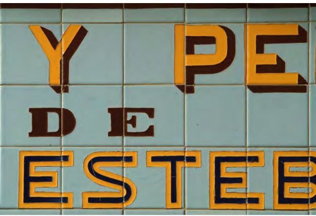 Los rótulos artesanales se resisten al olvido