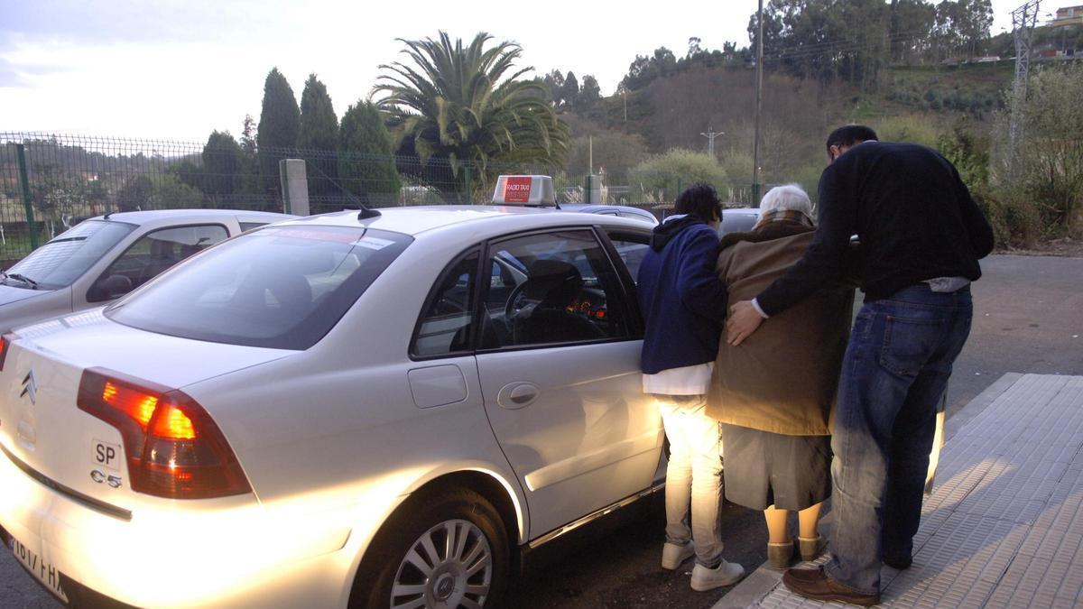 Unos usuarios empleando el servicio de taxis de Arteixo.