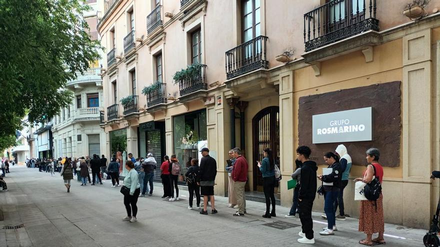 Largas colas en el Ayuntamiento de Córdoba para obtener documentos para la regularización de inmigrantes