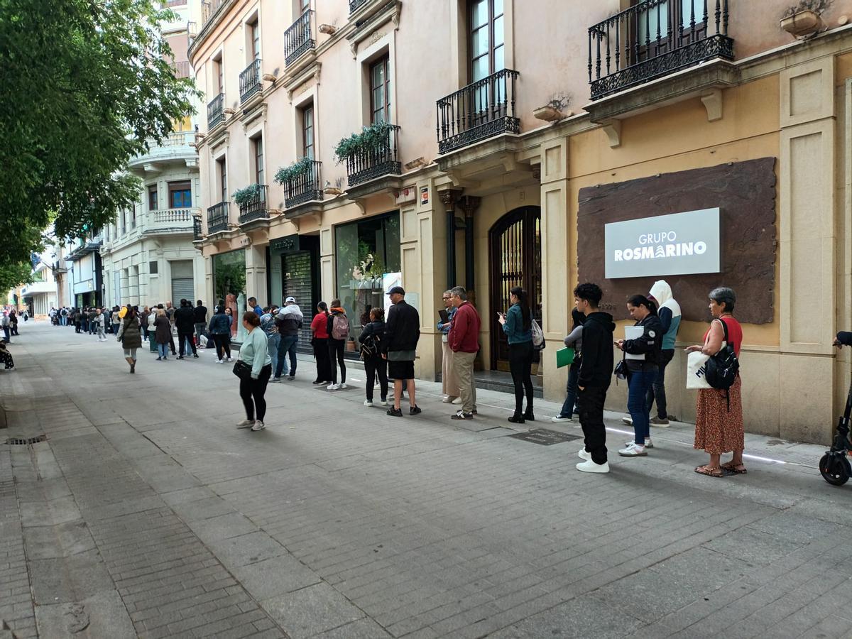 Largas colas en la sede del Ayuntamiento de Gran Capitán este viernes.