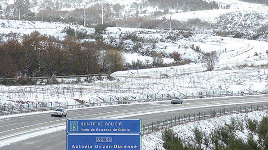 El temporal de nieve y frío dificultó la circulación en las carreteras de la comarca del Deza.  // Javier Lalín