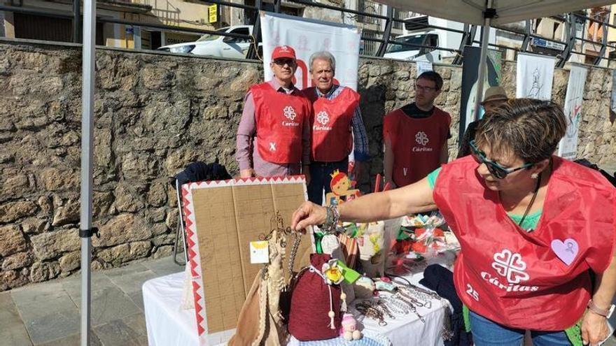 Ocho años de solidaridad en Coria: el mercadillo de Cáritas se consolida como evento social