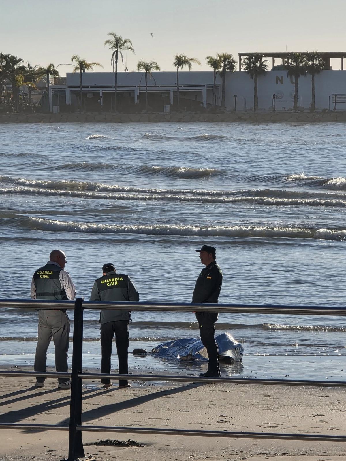 La Guardia Civil junto al cadáver en la playa