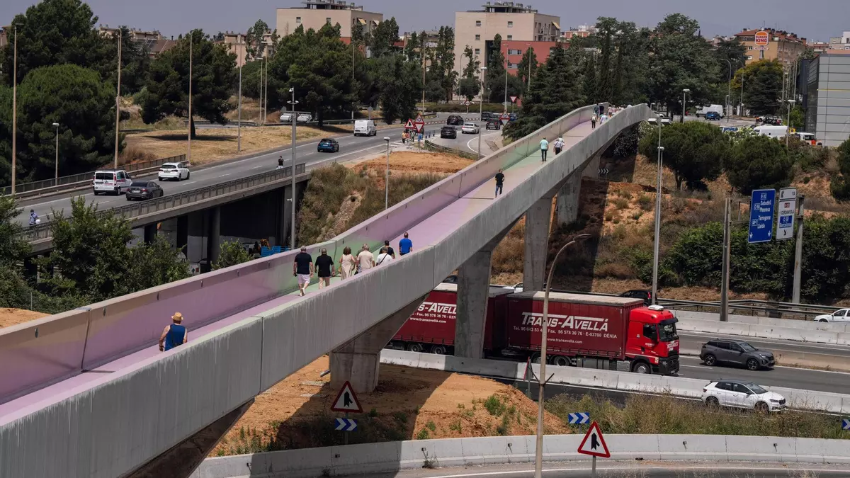 Barberà inaugura el puente que une la ciudad con el Baricentro tras 45 años de espera