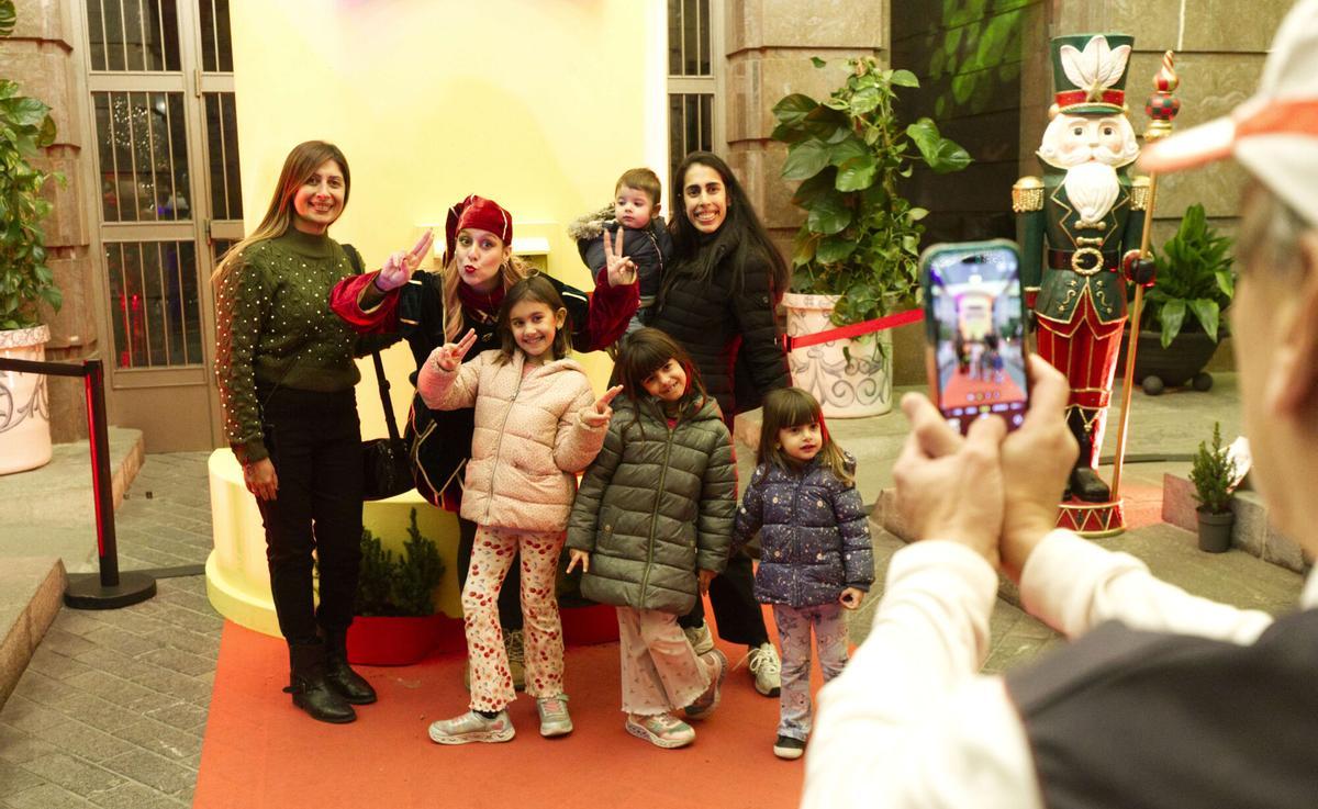 FIESTAS DE NAVIDAD, AMIBEINTE NAVIDEÑO POR EL CENTRO DE ZARAGOZA, LUCES DE NAVIDAD