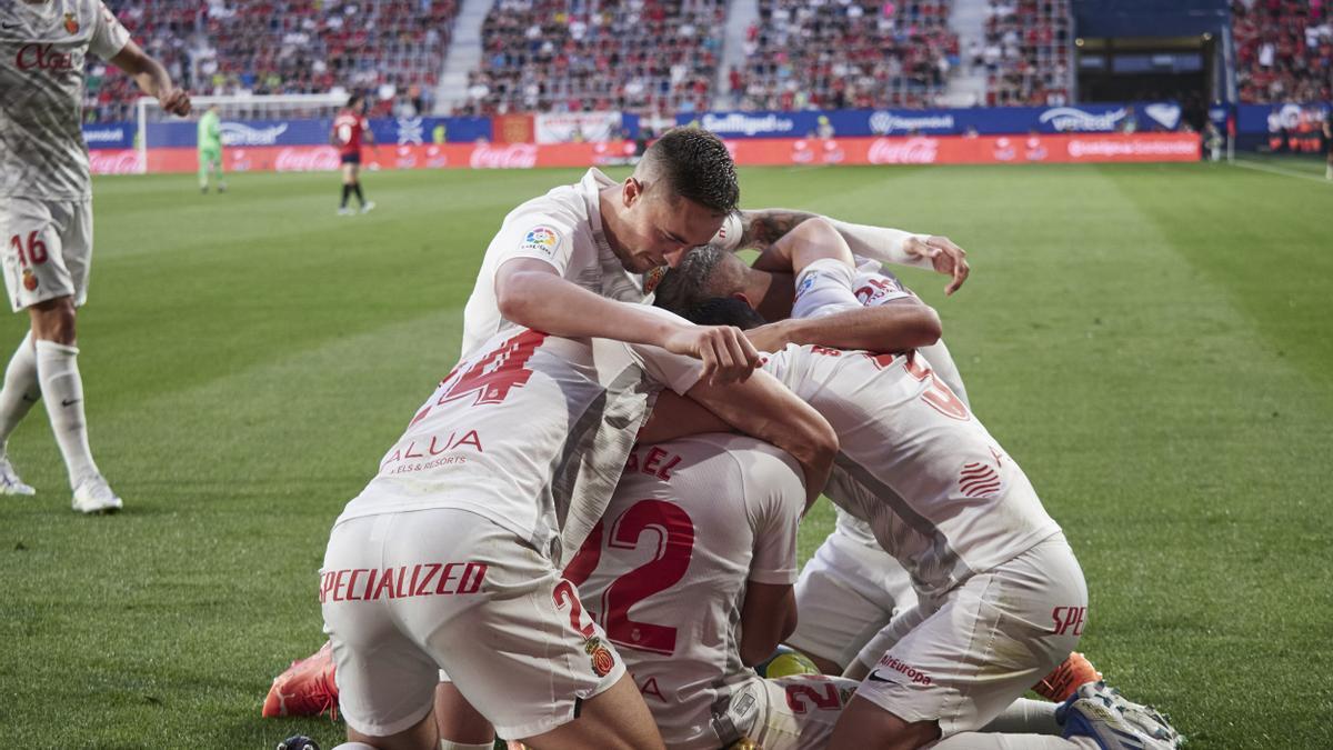 Raíllo celebra junto a sus compañeros el gol de Ángel.