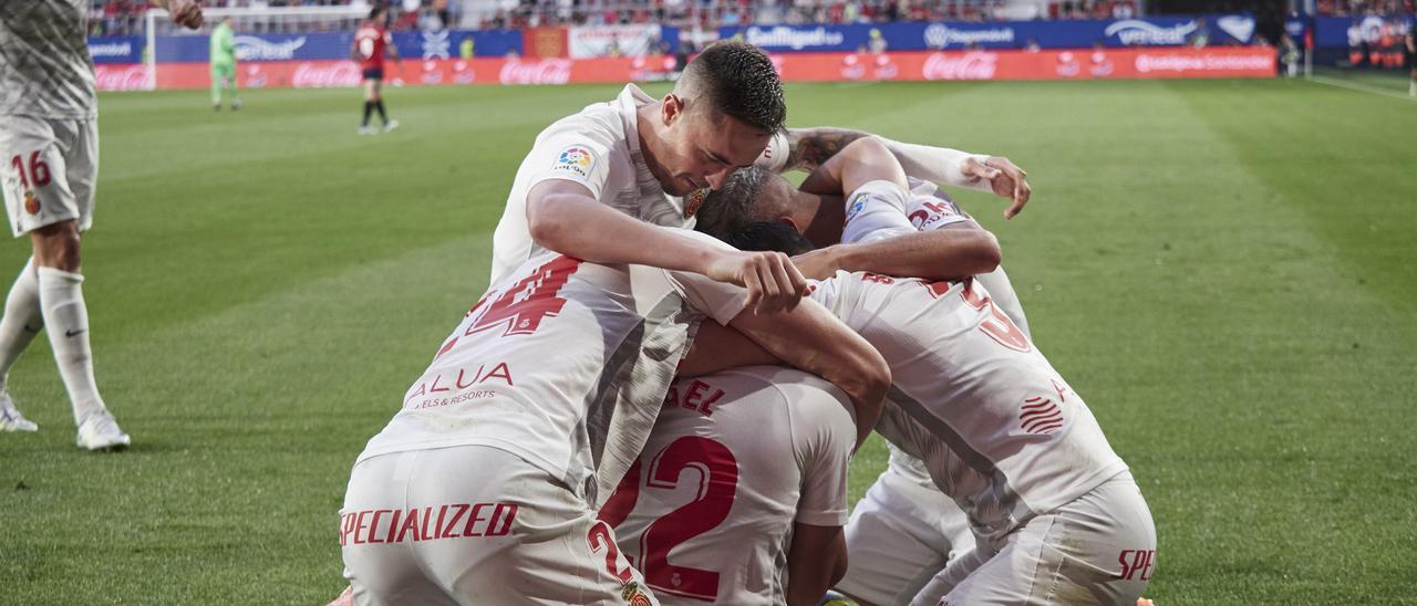 Raíllo celebra junto a sus compañeros el gol de Ángel.