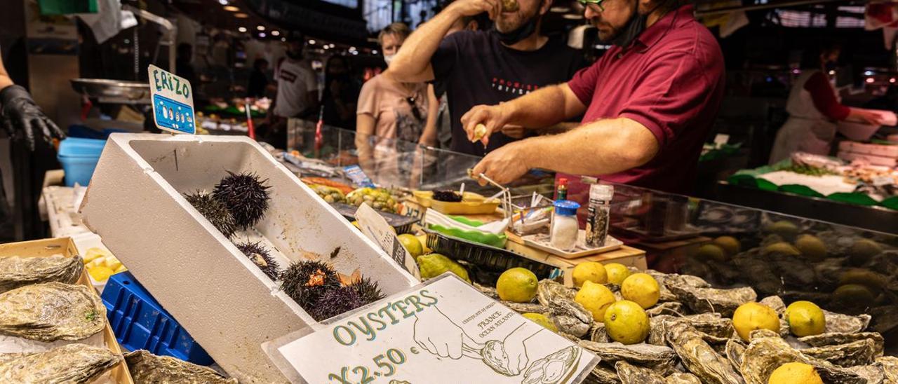 Un puesto del mercado de la Boquería en Barcelona.