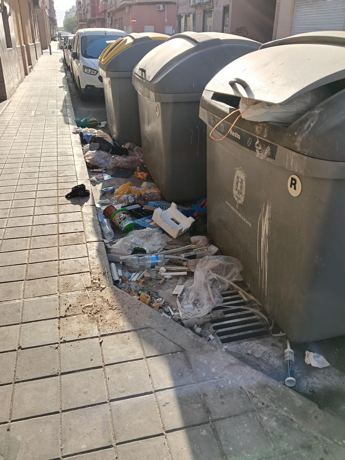Basura alrededor de los contenedores en el barrio de La Florida de Alicante