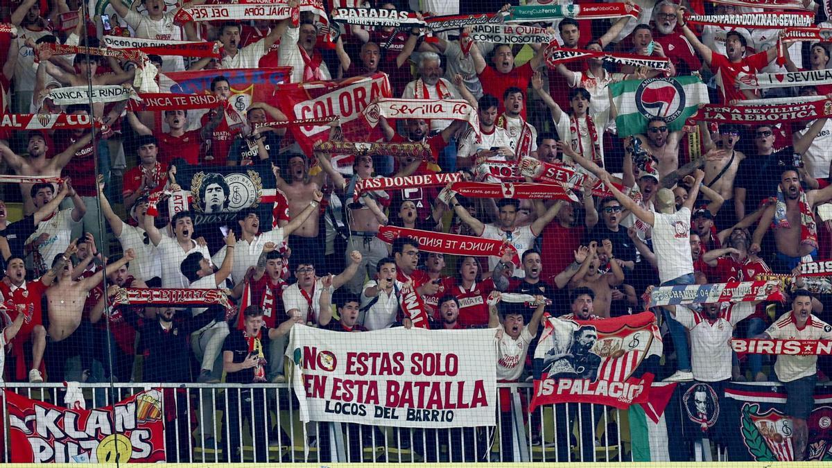 La afición del Sevilla FC en el encuentro ante el Villarreal