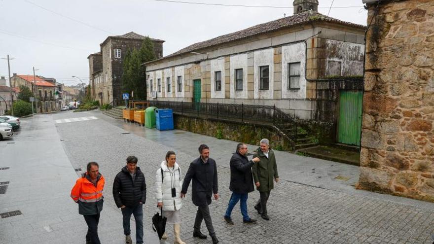 Santos Héctor Rodríguez y Alberto Varela visitaron ayer la remodelación de la calle Sobrán.