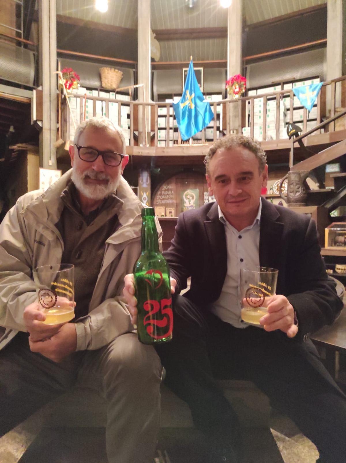 Por la izquierda, Xuan de Con y Juan Cañal en el Museo de la Sidra de Nava.