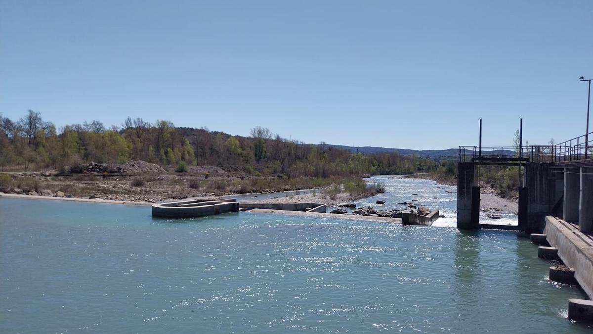 El impacto del cambio climático en los recursos hídricos nos obliga a repensar el modo en el que usamos el agua como sociedad. En la imagen, captación de agua del río Ésera en Graus.