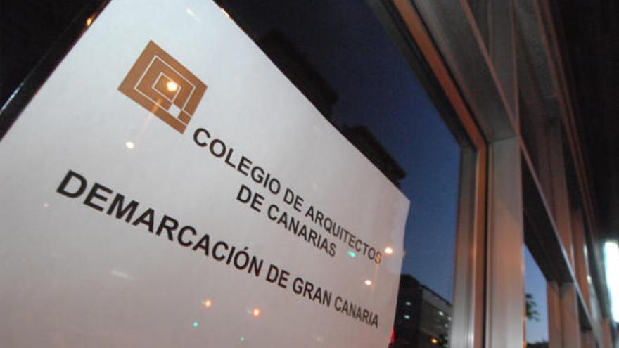 Los arquitectos grancanarios reúnen firmas para irse del Colegio regional