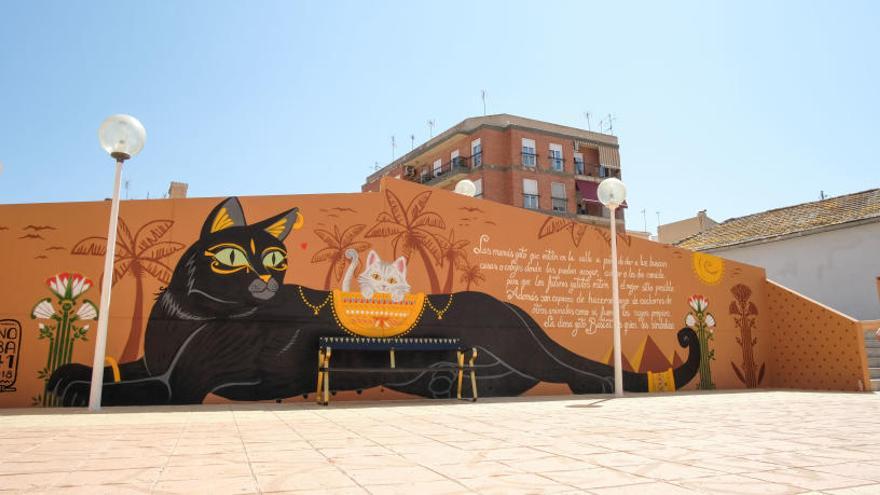 El nuevo mural urbano inaugurado por la concejala de Urbanismo se encuentra cerca del centro de salud Marina Española