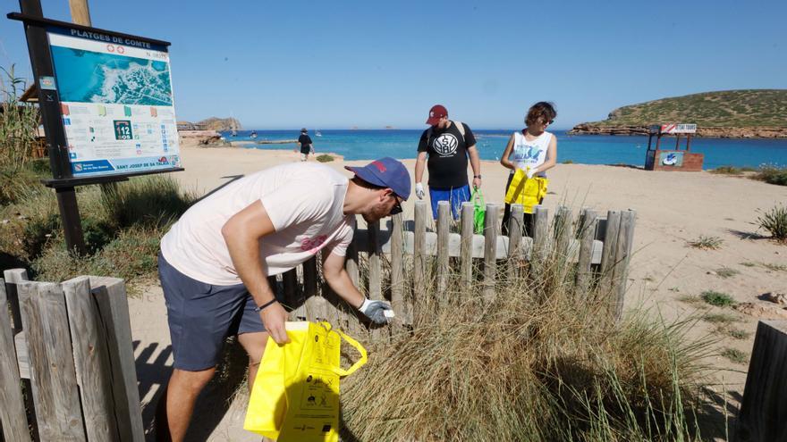 Mostrar la basura recogida en las playas de Ibiza para concienciar sobre la problemática