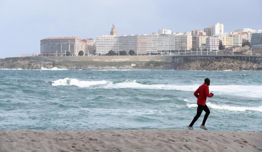 Emergencias desalojan a bañistas en Orzán y Riazor